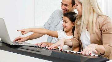 famille pièces le numérique piano à maison, apprentissage en ligne, famille du repos pendant quarantaine, auto-isolement, en ligne éducation concept. soutien pour aimé ceux concept photo