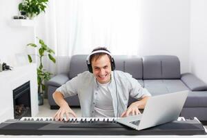 homme en jouant la musique avec piano et portable photo