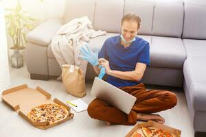 homme avec Pizza à Accueil pendant quarantaine photo