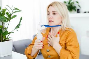 malade magnifique femelle détient nasale masque avec respiratoire problème dans hôpital chambre. femme patient inhalation thérapie par le masque de inhalateur avec doux courant fumée de bronchodilatateur. photo