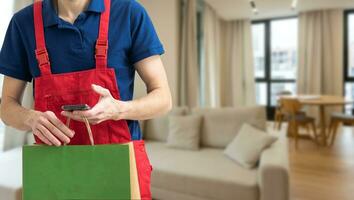 Jeune Beau livraison homme en portant papier sac avec à emporter nourriture content avec gros sourire. photo