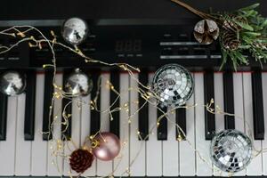 Haut vue proche en haut coup de piano clavier et Noël décoration. photo