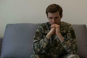 réfléchi Jeune Beau soldat dans militaire uniforme. photo