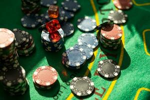 casino jeux d'argent frites sur vert tableau. tout pour jeu. poker photo