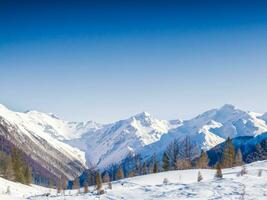 Stupéfiant vue de une neigeux Montagne intervalle ai génératif photo