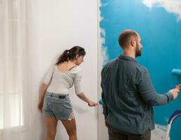 appartement mur peint avec bleu par deux Jeune artistes. Accueil pendant rénovation, décoration et peinture. intérieur appartement amélioration entretien. rouleau, échelle pour maison réparation photo