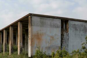 abandonné usine bâtiment dans le paysage ai génératif photo