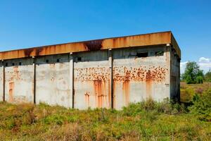 abandonné usine bâtiment dans le paysage ai génératif photo