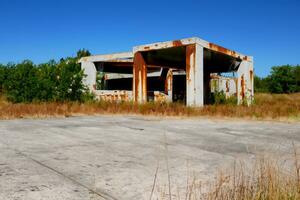 abandonné usine bâtiment dans le paysage ai génératif photo