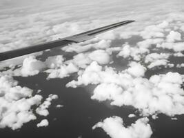 vue de avion avec des nuages et avion aile ai génératif photo