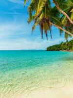 serein plage scène avec cristal clair l'eau ai génératif photo