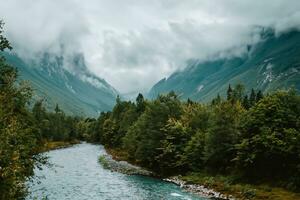 Stupéfiant Montagne intervalle avec brumeux des nuages ai génératif photo