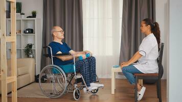 médical ouvrier avec vieux patient dans fauteuil roulant Faire physiothérapie. désactivée handicapé vieux la personne avec social ouvrier dans récupération soutien thérapie physiothérapie soins de santé système allaitement retraite Accueil photo