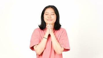 fermé yeux et en portant main pour prier de magnifique asiatique femme isolé sur blanc Contexte photo