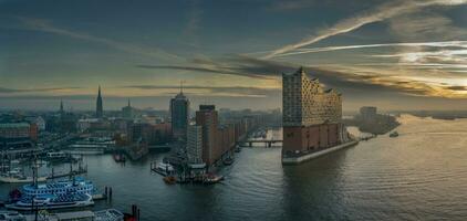 panorama de le Philharmonie Elbe, hafencity et Speicherstadt dans Hambourg à lever du soleil photo