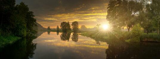 panorama de une le coucher du soleil à le rivière photo