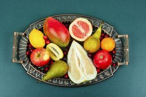 délicieux exotique des fruits sur une plateau. photo