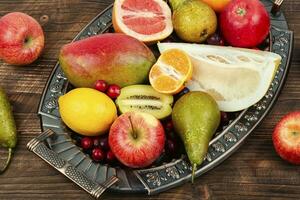 assortiment de des fruits sur une ancien plateau. photo