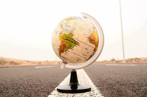 une globe sur le route photo