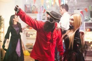 attrayant homme et femme habillé en haut comme pirate et vampire prise une selfie à Halloween faire la fête. photo