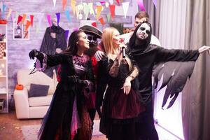 attrayant vampire femme en chantant à une Halloween fête avec sa amis. photo