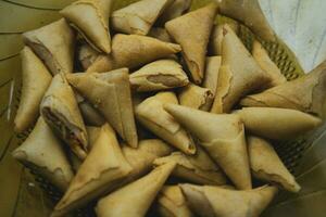 samosa ou pakora sur plaque. Indien ou pakistanais collations. photo