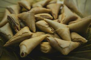 samosa ou pakora sur plaque. Indien ou pakistanais collations. photo