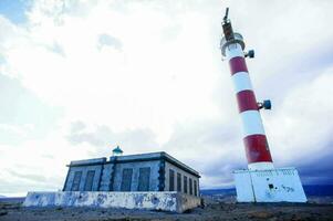 une phare la tour et une petit bâtiment suivant à chaque autre photo