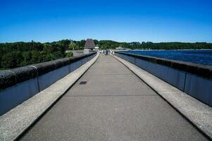 le pont est longue et a une passerelle sur il photo