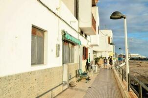 une marcher le long de le plage dans le ville photo