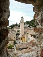 une vue de une ville par une fenêtre photo