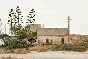 un vieux abandonné bâtiment dans le désert photo