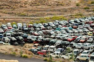 une grand parking lot plein de voitures photo