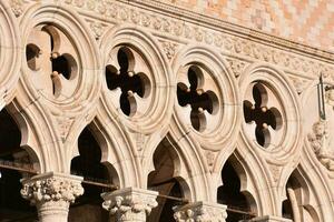 le façade de une bâtiment avec fleuri arches photo