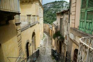 coloré Maisons et des rues dans vieux médiéval village raguse dans sicile, Italie. photo