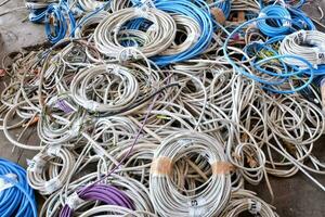 une pile de fils et câbles dans une entrepôt photo
