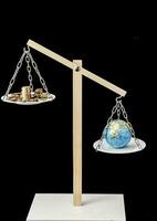 une équilibre échelle avec une globe et argent sur il photo