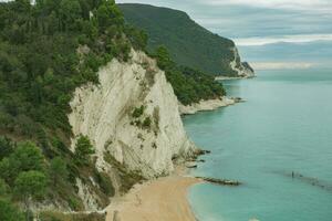 sirolo est une pittoresque ville situé le long de le adriatique côte dans le marche Région de Italie. connu pour ses étourdissant des plages, clair bleu des eaux, et charmant historique centre. photo