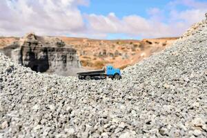 une bleu un camion est séance sur gravier photo