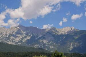 le montagnes sont couvert dans neige photo