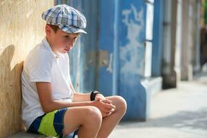 triste pensif peu garçon en plein air. psychologique portrait de une pensif enfant. photo