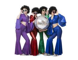 une groupe de les filles dans disco costumes sont en portant une disco Balle et à la recherche à le caméra. photo