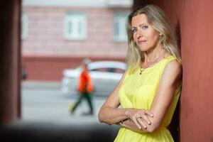 portrait de une magnifique personnes âgées blond femme dans un Urbain environnement. photo