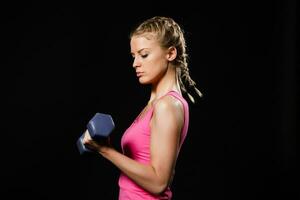 femme est exercice avec haltères photo