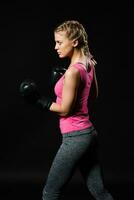 magnifique déterminé femme avec boxe gants. photo