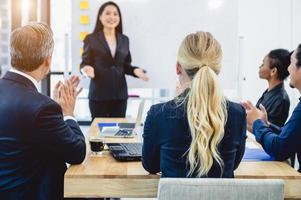 Le groupe de gens d'affaires a écouté les instructeurs expliquer la stratégie de marketing en fonction du plan budgétaire en vigueur. l'équipe commerciale se réunit et discute pour le démarrage d'un nouveau projet photo