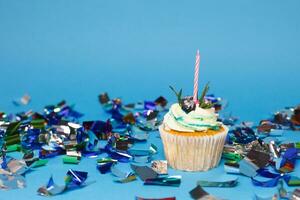 anniversaire petit gâteau avec Trois brûlant bougies plus de bleu Contexte photo