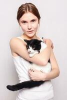 magnifique souriant femme avec une chaton dans sa bras, studio image, fermer photo
