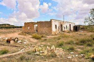 un vieux abandonné maison dans le milieu dessert photo