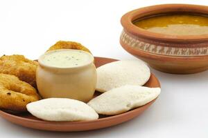 Sud Indien populaire petit déjeuner idli vada servi avec Sambar et noix de coco chutney photo